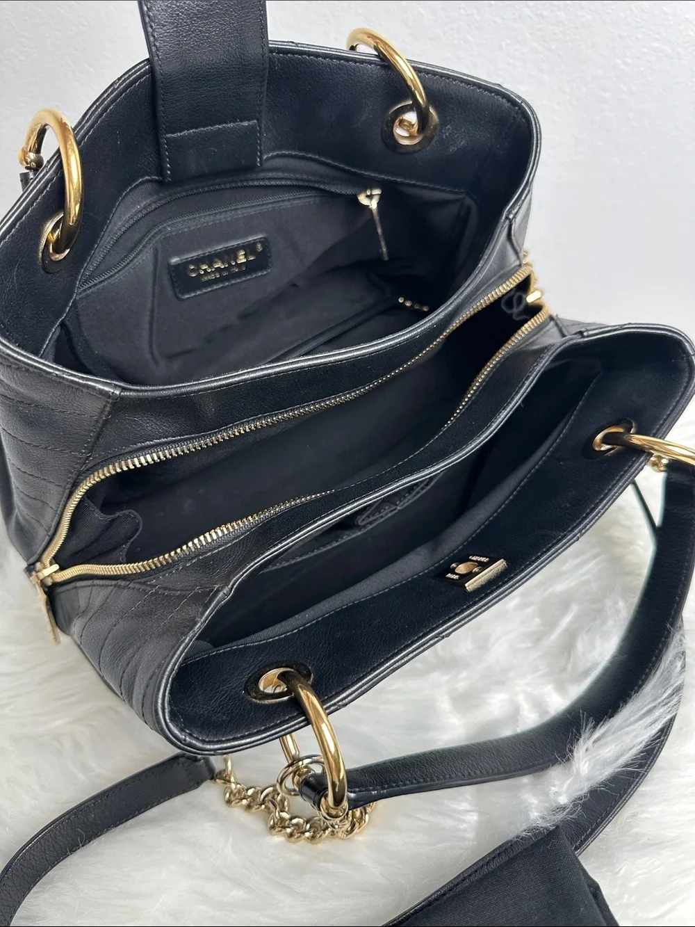 💯Authentic Chanel Chevron Quilted Shoulder Bag – Black Leather & Gold Hardware🍀